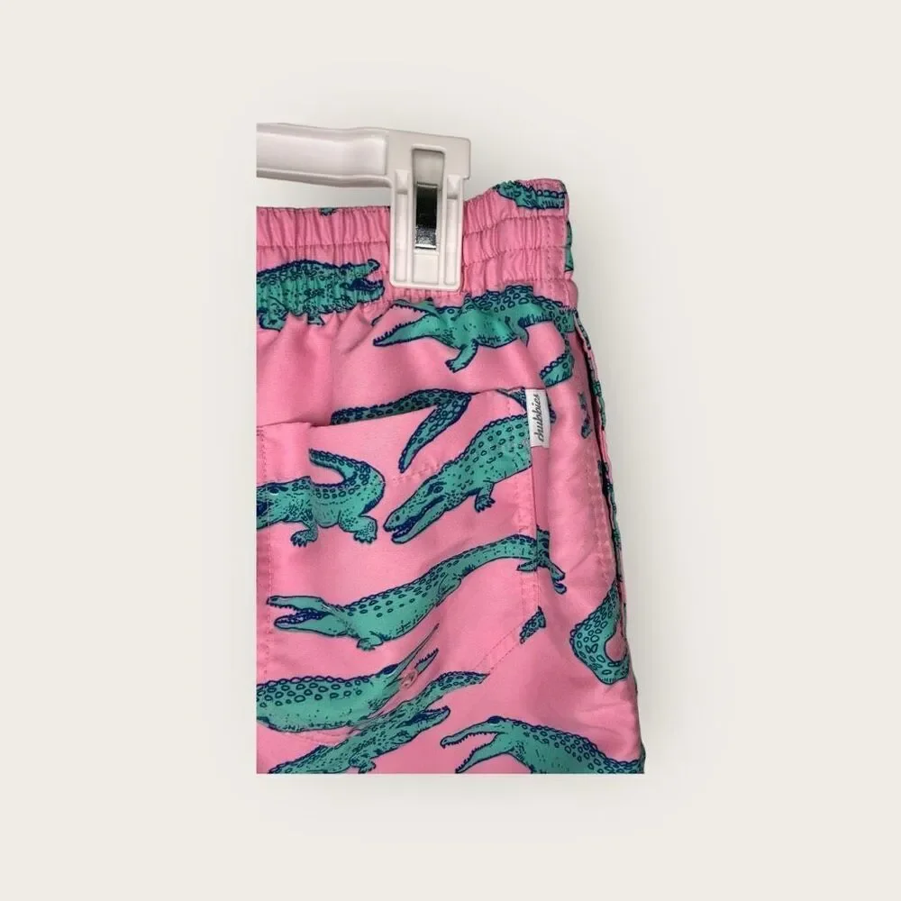 Chubbies Men’s Classic Swim Trunk The Glades Pink Alligator 5.5” Size Large
